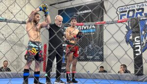 Franco "El Lobo" Tombolesi volvió a demostrar por qué es una de las grandes promesas de las artes marciales mixtas de San Nicolás. El peleador nicoleño logró una heroica victoria en Rosario luego de aceptar una pelea con apenas dos días de anticipación, enfrentando a un rival que lo superaba ampliamente en experiencia y cantidad de combates disputados.