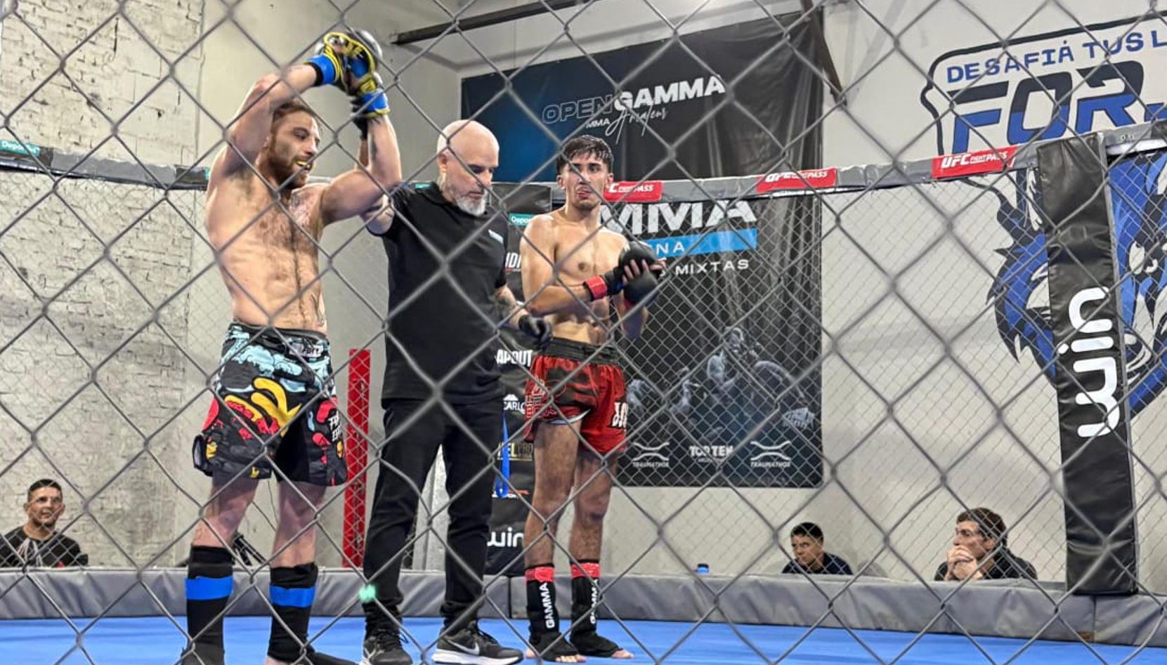 Franco "El Lobo" Tombolesi volvió a demostrar por qué es una de las grandes promesas de las artes marciales mixtas de San Nicolás. El peleador nicoleño logró una heroica victoria en Rosario luego de aceptar una pelea con apenas dos días de anticipación, enfrentando a un rival que lo superaba ampliamente en experiencia y cantidad de combates disputados.