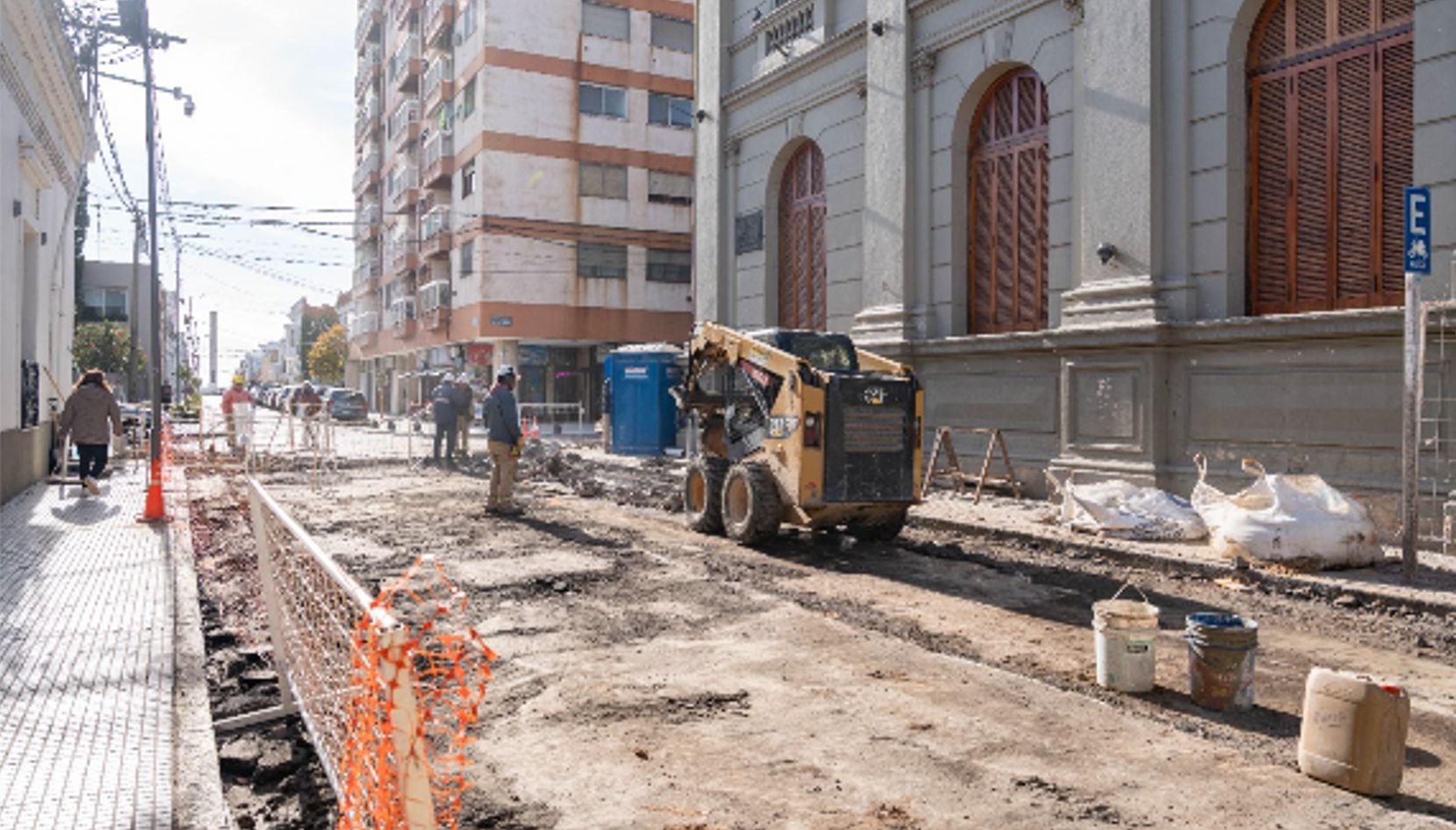 La Municipalidad informó que continúan los trabajos de infraestructura en el centro de San Nicolás, por lo que se mantendrán importantes restricciones al tránsito vehicular durante los próximos días. Las tareas se desarrollan en las inmediaciones del Palacio Municipal y afectan la circulación en sectores clave de la ciudad.