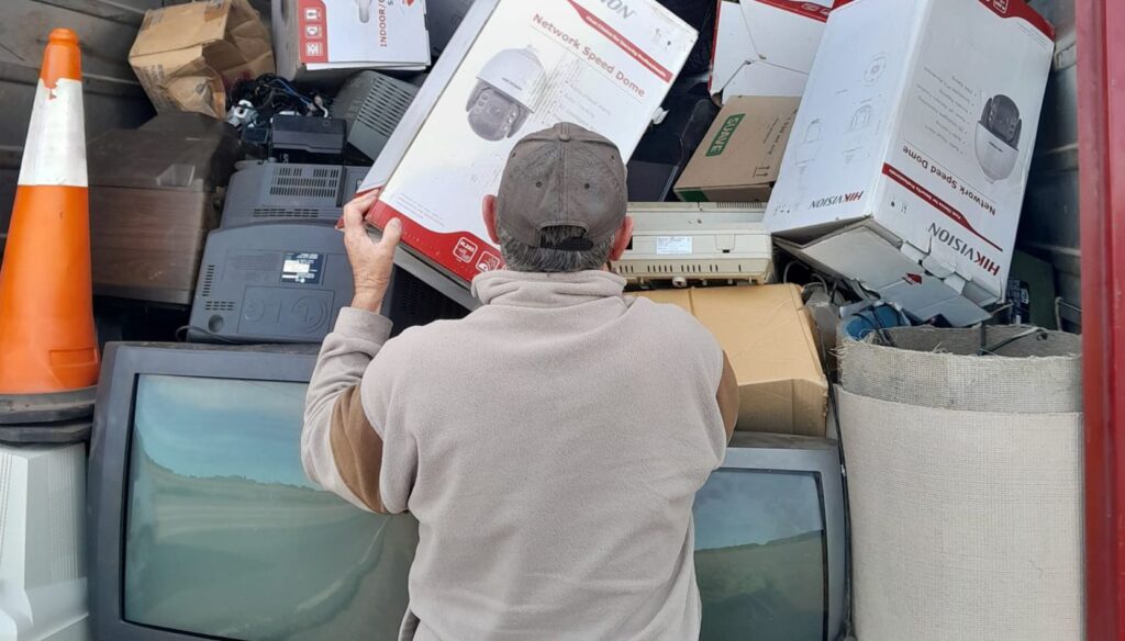 La campaña de Recolección de RAEE (Residuos de Aparatos Eléctricos y Electrónicos) desarrollada durante la semana pasada en las delegaciones de La Emilia, General Rojo y Conesa concluyó con un resultado altamente positivo, alcanzando un total de 1.740 kilogramos de residuos electrónicos recolectados.