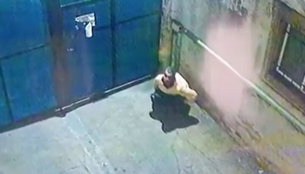 Un vecino del casco céntrico de San Nicolás decidió hacer pública una situación tan desagradable como insólita que venía padeciendo desde hacía tiempo. Según relató, de manera frecuente encontraba excremento en la entrada de su garaje y, en un principio, creyó que se trataba de algún animal que merodeaba por la zona.