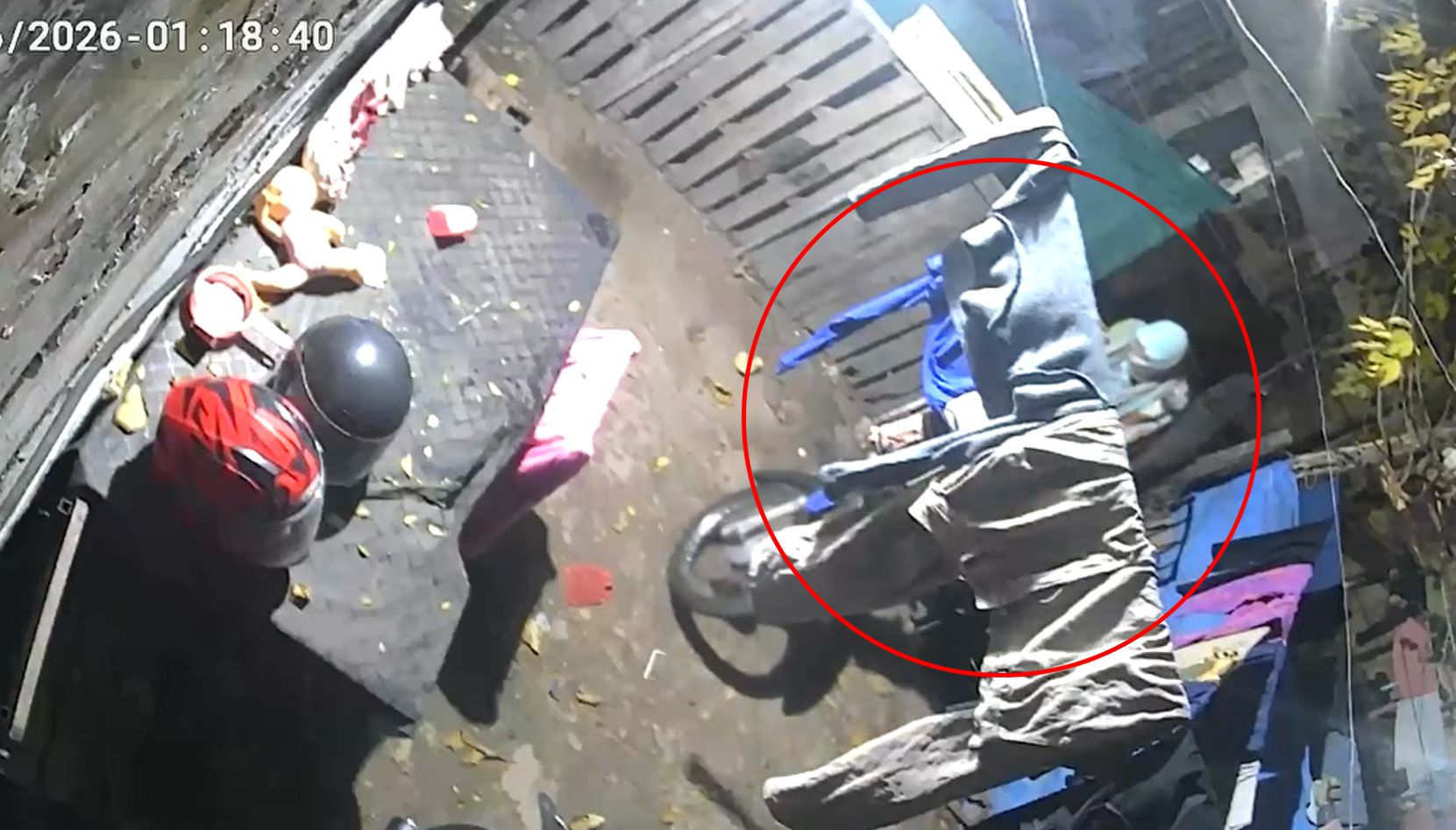 Un nuevo hecho de inseguridad tuvo lugar durante la madrugada de este viernes en el barrio 9 de Julio, donde un delincuente logró sustraer una motocicleta que se encontraba guardada en el patio de una vivienda. Todo el episodio quedó registrado por una cámara de seguridad instalada en el lugar.
