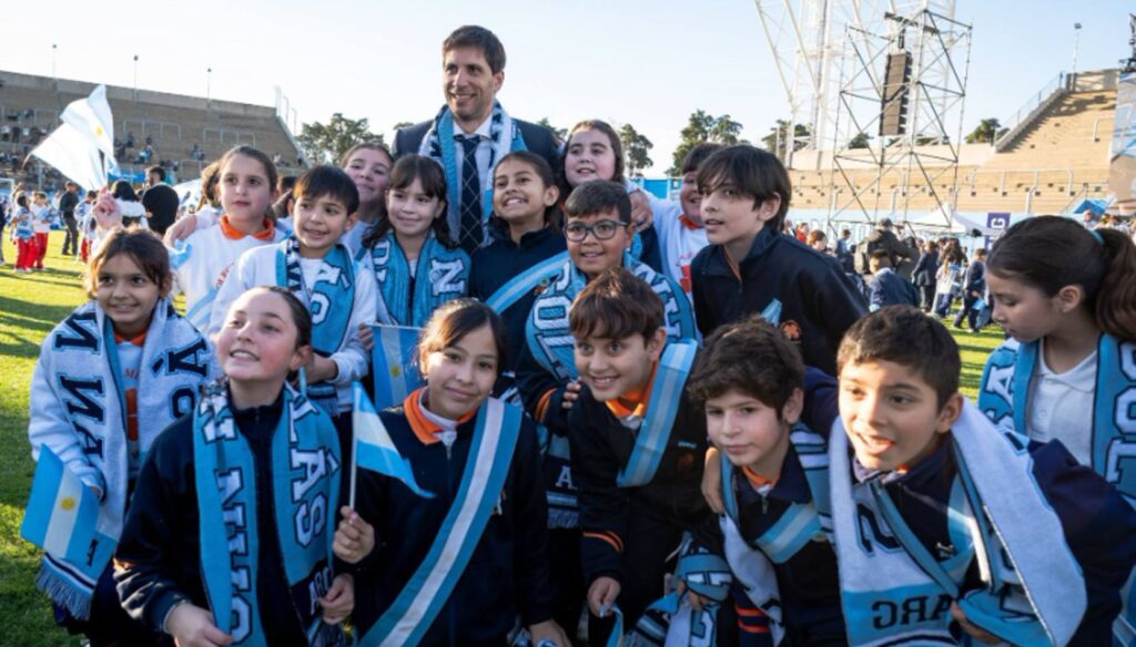 El Municipio de San Nicolás compartió imágenes exclusivas de la multitudinaria celebración realizada el pasado 27 de junio en el Estadio San Nicolás, donde miles de alumnos de cuarto grado protagonizaron la tradicional Promesa de Lealtad a la Bandera en una jornada cargada de emoción, patriotismo y sorpresas.