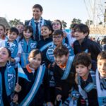 El Municipio de San Nicolás compartió imágenes exclusivas de la multitudinaria celebración realizada el pasado 27 de junio en el Estadio San Nicolás, donde miles de alumnos de cuarto grado protagonizaron la tradicional Promesa de Lealtad a la Bandera en una jornada cargada de emoción, patriotismo y sorpresas.