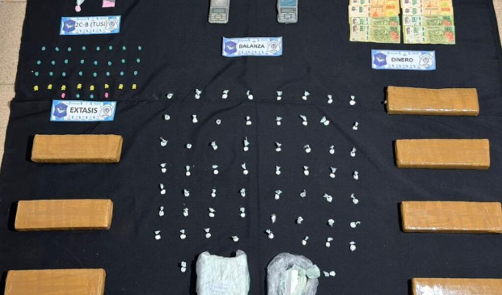 Un importante operativo antidrogas realizado en la ciudad de Baradero culminó con el secuestro de una gran cantidad de estupefacientes, entre ellos éxtasis y TUSI, sustancias habitualmente asociadas al consumo en fiestas electrónicas. Por el tipo de drogas halladas durante el procedimiento, los investigadores creen que parte de la mercadería secuestrada estaba destinada a ser comercializada en ese ámbito.