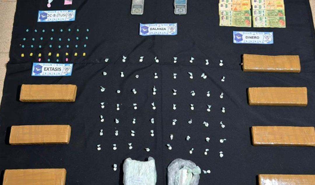 Un importante operativo antidrogas realizado en la ciudad de Baradero culminó con el secuestro de una gran cantidad de estupefacientes, entre ellos éxtasis y TUSI, sustancias habitualmente asociadas al consumo en fiestas electrónicas. Por el tipo de drogas halladas durante el procedimiento, los investigadores creen que parte de la mercadería secuestrada estaba destinada a ser comercializada en ese ámbito.