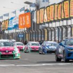 SAN NICOLÁS SE PREPARA PARA UN FIN DE SEMANA A PURO MOTOR CON LA LLEGADA DEL TC2000 El próximo 27 y 28 de junio, el Autódromo San Nicolás volverá a convertirse en el epicentro del automovilismo nacional con la llegada de una nueva fecha del TC2000. La ciudad recibirá a miles de fanáticos que podrán disfrutar de un espectáculo cargado de velocidad, emoción y adrenalina en el circuito "Juan María Traverso". La gran novedad de esta edición será la presentación por primera vez de los nuevos SUV del TC2000 en suelo nicoleño. Estos vehículos recorrerán el trazado acompañados por categorías de gran prestigio como el Top Race, la Fórmula Nacional y la Fiat Competizione, ofreciendo un programa completo para los amantes de los fierros. La expectativa también está puesta en la pelea por el campeonato. El experimentado piloto Matías Rossi llega como líder de la clasificación, seguido de cerca por Emiliano Stang y Franco Riva, en una lucha que promete maniobras espectaculares y definiciones apasionantes en cada vuelta. Las entradas ya se encuentran disponibles de manera online y los organizadores esperan una importante convocatoria de público. Con los autos más potentes del país y las jóvenes promesas que representan el futuro del automovilismo argentino, San Nicolás se prepara para vivir un fin de semana inolvidable a puro motor.