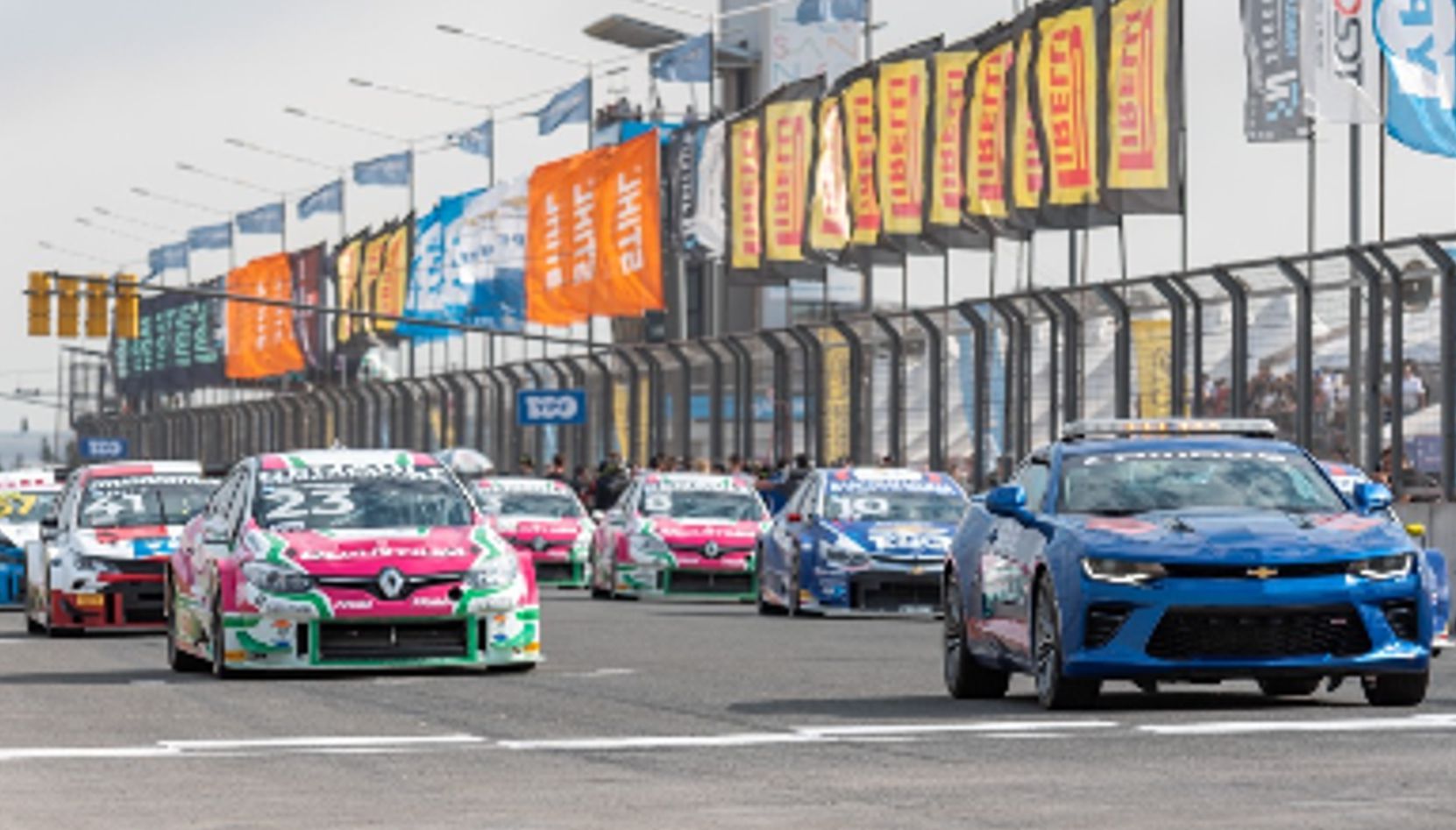 SAN NICOLÁS SE PREPARA PARA UN FIN DE SEMANA A PURO MOTOR CON LA LLEGADA DEL TC2000 El próximo 27 y 28 de junio, el Autódromo San Nicolás volverá a convertirse en el epicentro del automovilismo nacional con la llegada de una nueva fecha del TC2000. La ciudad recibirá a miles de fanáticos que podrán disfrutar de un espectáculo cargado de velocidad, emoción y adrenalina en el circuito "Juan María Traverso". La gran novedad de esta edición será la presentación por primera vez de los nuevos SUV del TC2000 en suelo nicoleño. Estos vehículos recorrerán el trazado acompañados por categorías de gran prestigio como el Top Race, la Fórmula Nacional y la Fiat Competizione, ofreciendo un programa completo para los amantes de los fierros. La expectativa también está puesta en la pelea por el campeonato. El experimentado piloto Matías Rossi llega como líder de la clasificación, seguido de cerca por Emiliano Stang y Franco Riva, en una lucha que promete maniobras espectaculares y definiciones apasionantes en cada vuelta. Las entradas ya se encuentran disponibles de manera online y los organizadores esperan una importante convocatoria de público. Con los autos más potentes del país y las jóvenes promesas que representan el futuro del automovilismo argentino, San Nicolás se prepara para vivir un fin de semana inolvidable a puro motor.