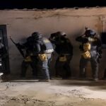 Tras un importante operativo policial, las fuerzas de seguridad lograron detener a dos de los presuntos involucrados en el intento de robo al Banco Provincia de Ramallo, ocurrido el pasado martes 28 de julio. Entre los aprehendidos se encuentra el hombre señalado como quien ingresó a la entidad bancaria, mientras que un tercer sospechoso continúa prófugo y es intensamente buscado.