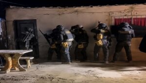 Tras un importante operativo policial, las fuerzas de seguridad lograron detener a dos de los presuntos involucrados en el intento de robo al Banco Provincia de Ramallo, ocurrido el pasado martes 28 de julio. Entre los aprehendidos se encuentra el hombre señalado como quien ingresó a la entidad bancaria, mientras que un tercer sospechoso continúa prófugo y es intensamente buscado.