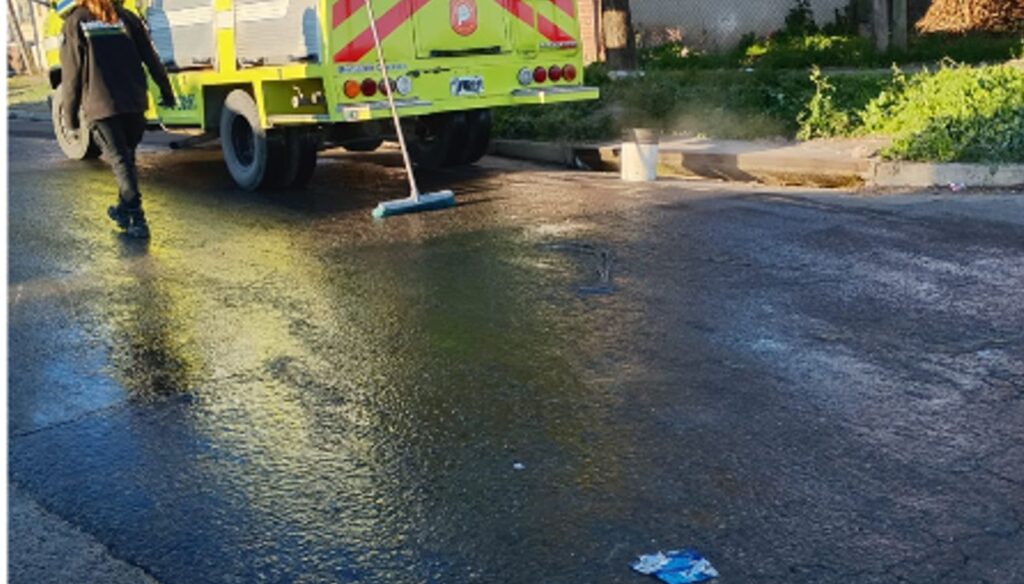 Vecinos del barrio 9 de Julio expresaron su preocupación por la peligrosa situación que se vive en la esquina de Congreso y Pombo, donde un camión derramó una importante cantidad de aceite sobre la calzada. Debido a las bajas temperaturas registradas en las últimas horas, la sustancia se congeló, convirtiendo el asfalto en una verdadera trampa para quienes circulan, especialmente los motociclistas.