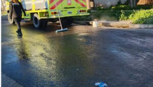 Vecinos del barrio 9 de Julio expresaron su preocupación por la peligrosa situación que se vive en la esquina de Congreso y Pombo, donde un camión derramó una importante cantidad de aceite sobre la calzada. Debido a las bajas temperaturas registradas en las últimas horas, la sustancia se congeló, convirtiendo el asfalto en una verdadera trampa para quienes circulan, especialmente los motociclistas.