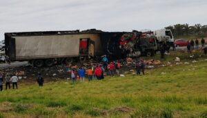 Momentos de tensión se vivieron este jueves en la Ruta Nacional 9, a la altura del Autódromo San Nicolás mano hacia Buenos Aires, cuando un camión que transportaba carne comenzó a incendiarse por causas que aún son materia de investigación.