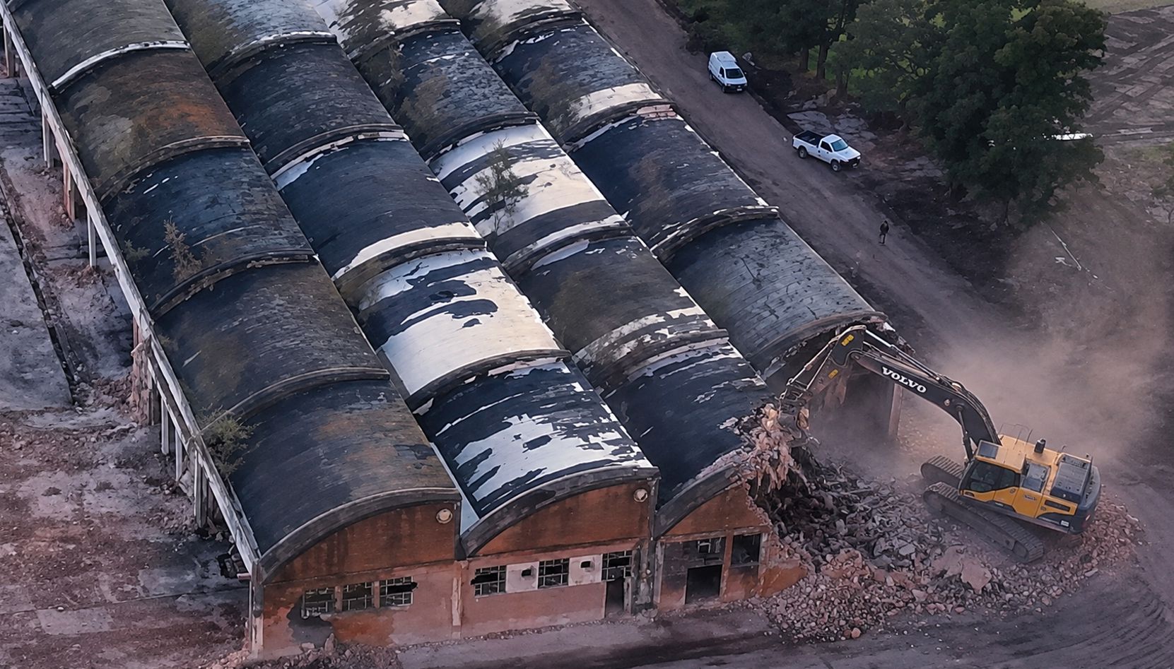 La histórica ex fábrica ES.TE.LA (Establecimientos Textiles Latinoamericanos) ya es parte del pasado. La Municipalidad de San Nicolás completó la demolición del antiguo edificio ubicado en la zona norte de la ciudad, poniendo fin a una estructura abandonada desde hace casi tres décadas que se había convertido en una preocupación permanente para los vecinos.