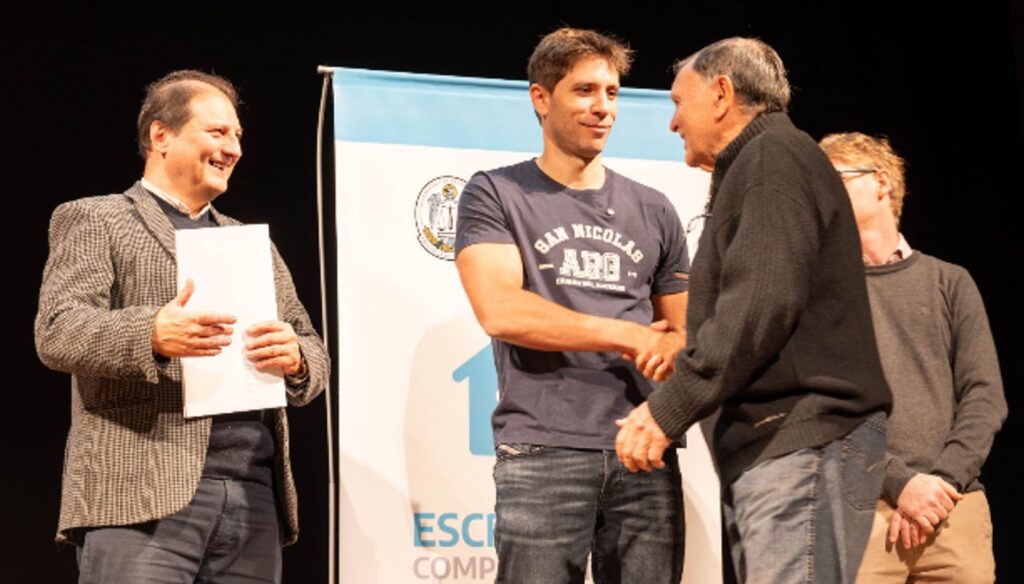 El intendente de San Nicolás, Santiago Passaglia, encabezó este jueves la entrega de 126 escrituras tramitadas en el marco de la Ley Pierri, un paso fundamental para que numerosas familias puedan acceder a la seguridad jurídica de sus viviendas y consolidar el patrimonio construido con el esfuerzo de toda una vida.