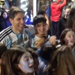 Santiago Passaglia se sumó a la multitud que colmó la Plaza Mitre para celebrar la histórica victoria de la Selección Argentina por 2 a 1 frente a Inglaterra y la clasificación a la final del Mundial 2026.