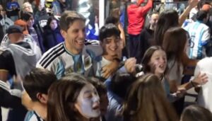 Santiago Passaglia se sumó a la multitud que colmó la Plaza Mitre para celebrar la histórica victoria de la Selección Argentina por 2 a 1 frente a Inglaterra y la clasificación a la final del Mundial 2026.