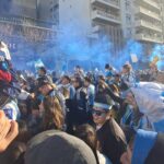 Tras el sufrido triunfo de Argentina ante Egipto, los nicoleños volvieron a copar el centro de la ciudad para celebrar la clasificación. La ilusión de levantar una nueva Copa del Mundo sigue más viva que nunca.