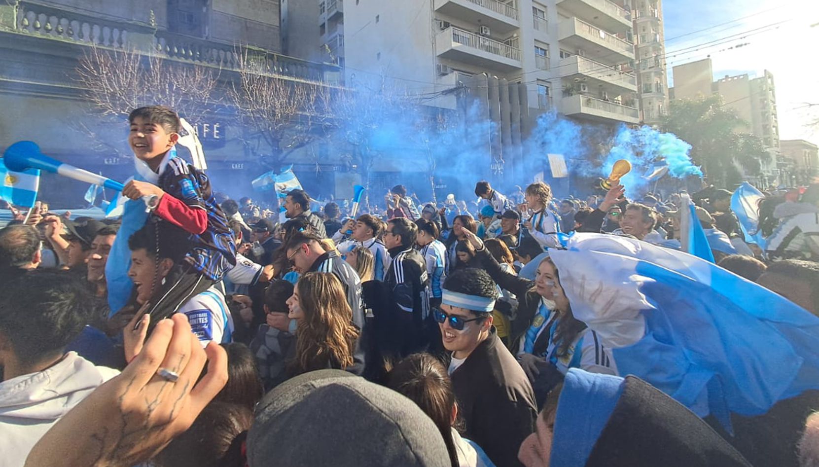 Tras el sufrido triunfo de Argentina ante Egipto, los nicoleños volvieron a copar el centro de la ciudad para celebrar la clasificación. La ilusión de levantar una nueva Copa del Mundo sigue más viva que nunca.
