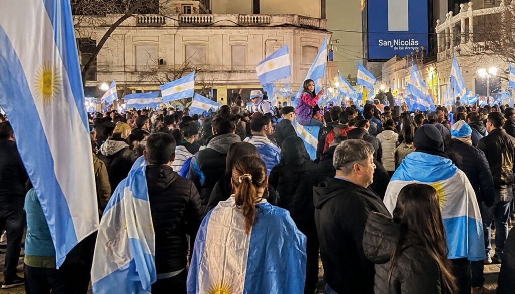 Cientos de nicoleños desafiaron el frío y la hora para celebrar un nuevo triunfo de la Selección Argentina. Como ya es tradición durante este Mundial 2026, Plaza Mitre volvió a convertirse en el epicentro de los festejos.