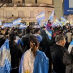 Cientos de nicoleños desafiaron el frío y la hora para celebrar un nuevo triunfo de la Selección Argentina. Como ya es tradición durante este Mundial 2026, Plaza Mitre volvió a convertirse en el epicentro de los festejos.