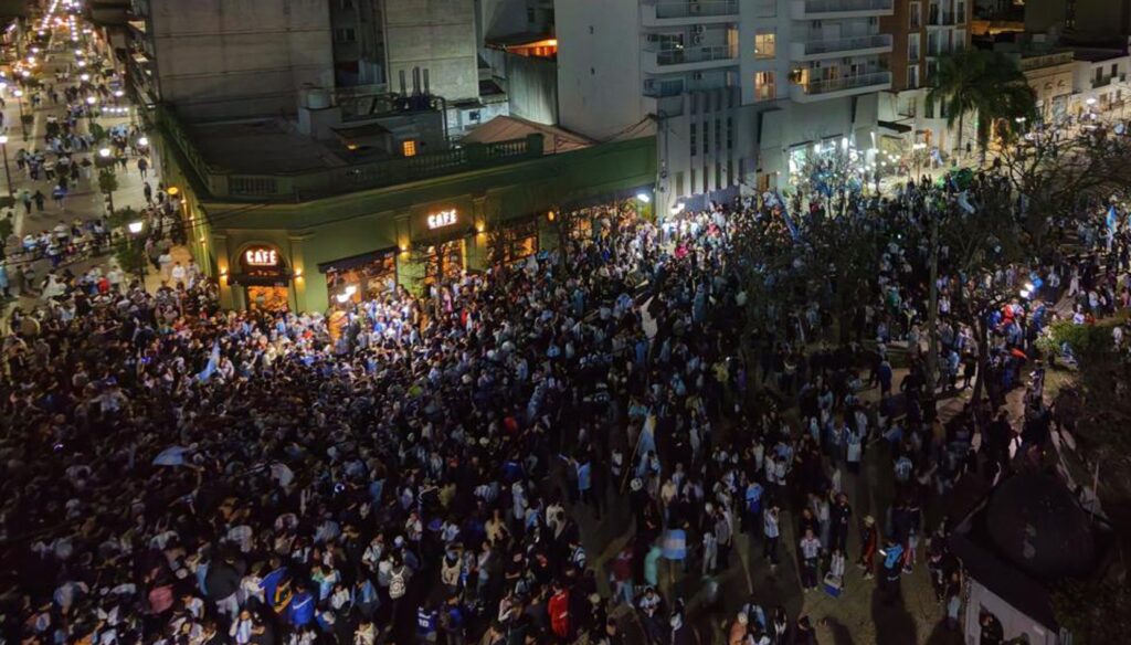 San Nicolás vivió una noche que quedará marcada para siempre en la memoria colectiva. Tras la histórica victoria de la Selección Argentina frente a Inglaterra y la clasificación a las semifinales de la Copa del Mundo 2026, miles de vecinos salieron a las calles para celebrar un triunfo cargado de emoción, simbolismo y pasión.