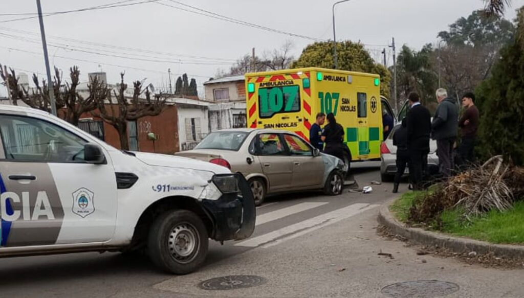 Un violento accidente de tránsito se registró en la intersección de Entre Ríos y Alberdi, donde dos automóviles protagonizaron una fuerte colisión que dejó como saldo a un conductor herido y trasladado al hospital.