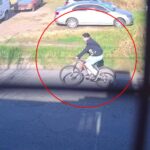 Un nuevo hecho de inseguridad quedó registrado por las cámaras de seguridad de un comercio y ahora las imágenes fueron difundidas con el objetivo de identificar al responsable y recuperar la bicicleta sustraída.