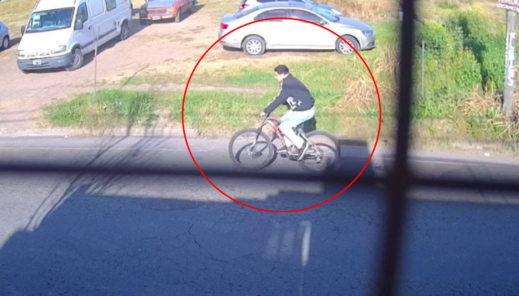Un nuevo hecho de inseguridad quedó registrado por las cámaras de seguridad de un comercio y ahora las imágenes fueron difundidas con el objetivo de identificar al responsable y recuperar la bicicleta sustraída.