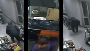 Se conocieron nuevos detalles sobre el intento de robo ocurrido en la sucursal del Banco Provincia de Ramallo, ubicada en la esquina de Mitre y Eva Perón, luego de que trascendieran las imágenes registradas por las cámaras de seguridad de la entidad. Las grabaciones permitieron reconstruir los movimientos del delincuente desde el momento en que ingresó al edificio hasta su fuga. Según la información conocida, solo una persona ingresó al banco, mientras que otras dos permanecían en un vehículo de apoyo aguardándolo en las inmediaciones para facilitar la huida.