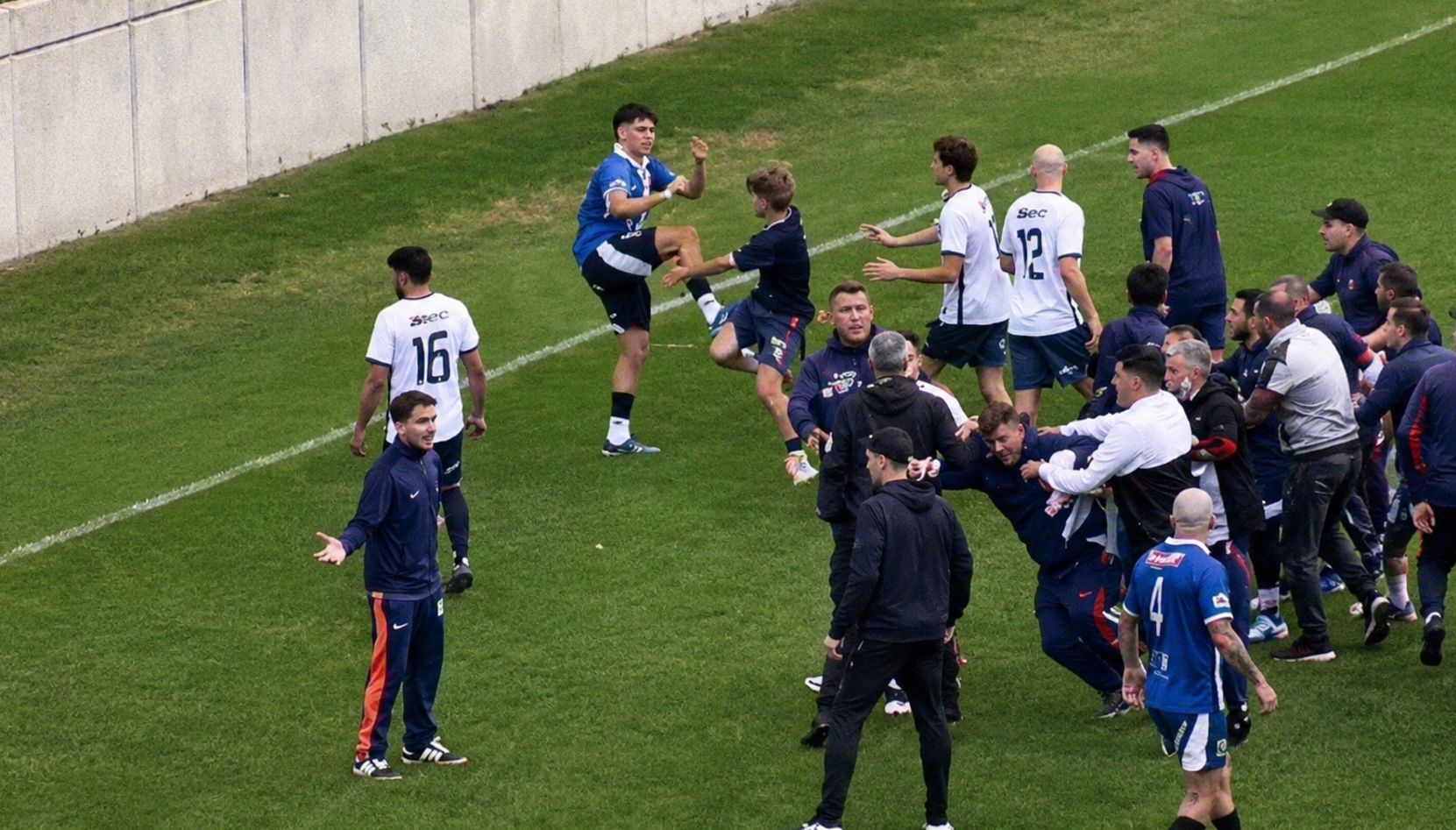 La final del fútbol nicoleño entre Regatas y La Emilia terminó de la peor manera. Lo que debía ser una fiesta deportiva quedó completamente opacado por una violenta batalla campal que dejó varios heridos y generó un fuerte pedido de sanciones ejemplares para los responsables.