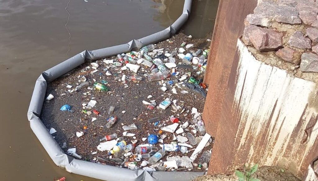 La Municipalidad de San Nicolás informó que, a dos meses de la instalación de barreras de contención en distintos desagües pluviales de la ciudad, ya logró evitar que más de 350 kilos de residuos llegaran al río, una medida que busca reducir la contaminación y proteger el ambiente.