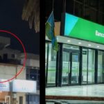 El importante operativo policial desplegado en la sucursal del Banco Provincia, ubicada en la esquina de Mitre y Eva Perón, en Ramallo Pueblo, dio un giro en los últimos minutos luego de que los efectivos ingresaran al edificio y no encontraran al presunto delincuente que, según la información inicial, había ingresado con fines de robo.