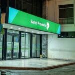 Momentos de máxima tensión se viven en la sucursal del Banco Provincia ubicada en la intersección de Mitre y Eva Perón, en Ramallo Pueblo, donde un intento de robo derivó en un importante operativo policial luego de que delincuentes ingresaran al edificio y se activara el sistema de alarma.