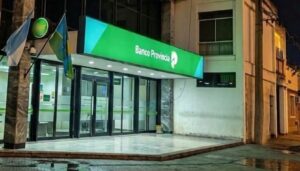 Momentos de máxima tensión se viven en la sucursal del Banco Provincia ubicada en la intersección de Mitre y Eva Perón, en Ramallo Pueblo, donde un intento de robo derivó en un importante operativo policial luego de que delincuentes ingresaran al edificio y se activara el sistema de alarma.