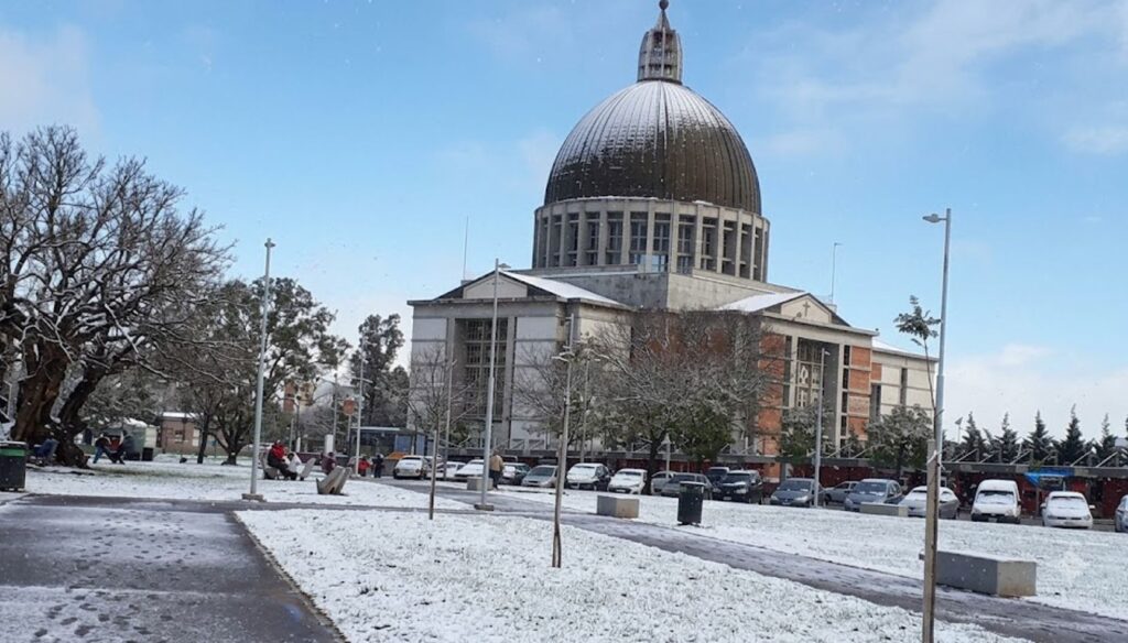 Luego de que algunos vecinos aseguraran haber observado la caída de pequeñas partículas similares a la nieve durante la madrugada de este viernes, el meteorólogo nicoleño Javier Dell'Arciprete aclaró que no están dadas las condiciones climáticas para que nieve en San Nicolás. Si bien las bajas temperaturas despertaron la ilusión de muchos, el especialista explicó que el fenómeno es extremadamente poco frecuente en la región y requiere una combinación de factores que en esta oportunidad no se registró.