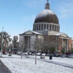 Luego de que algunos vecinos aseguraran haber observado la caída de pequeñas partículas similares a la nieve durante la madrugada de este viernes, el meteorólogo nicoleño Javier Dell'Arciprete aclaró que no están dadas las condiciones climáticas para que nieve en San Nicolás. Si bien las bajas temperaturas despertaron la ilusión de muchos, el especialista explicó que el fenómeno es extremadamente poco frecuente en la región y requiere una combinación de factores que en esta oportunidad no se registró.