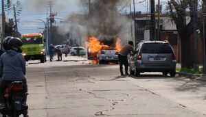 Momentos de tensión se vivieron este viernes en San Nicolás cuando un automóvil que prestaba servicio como Uber se incendió mientras trasladaba a un pasajero. Afortunadamente, tanto el conductor como el ocupante lograron salir del vehículo a tiempo y resultaron ilesos.