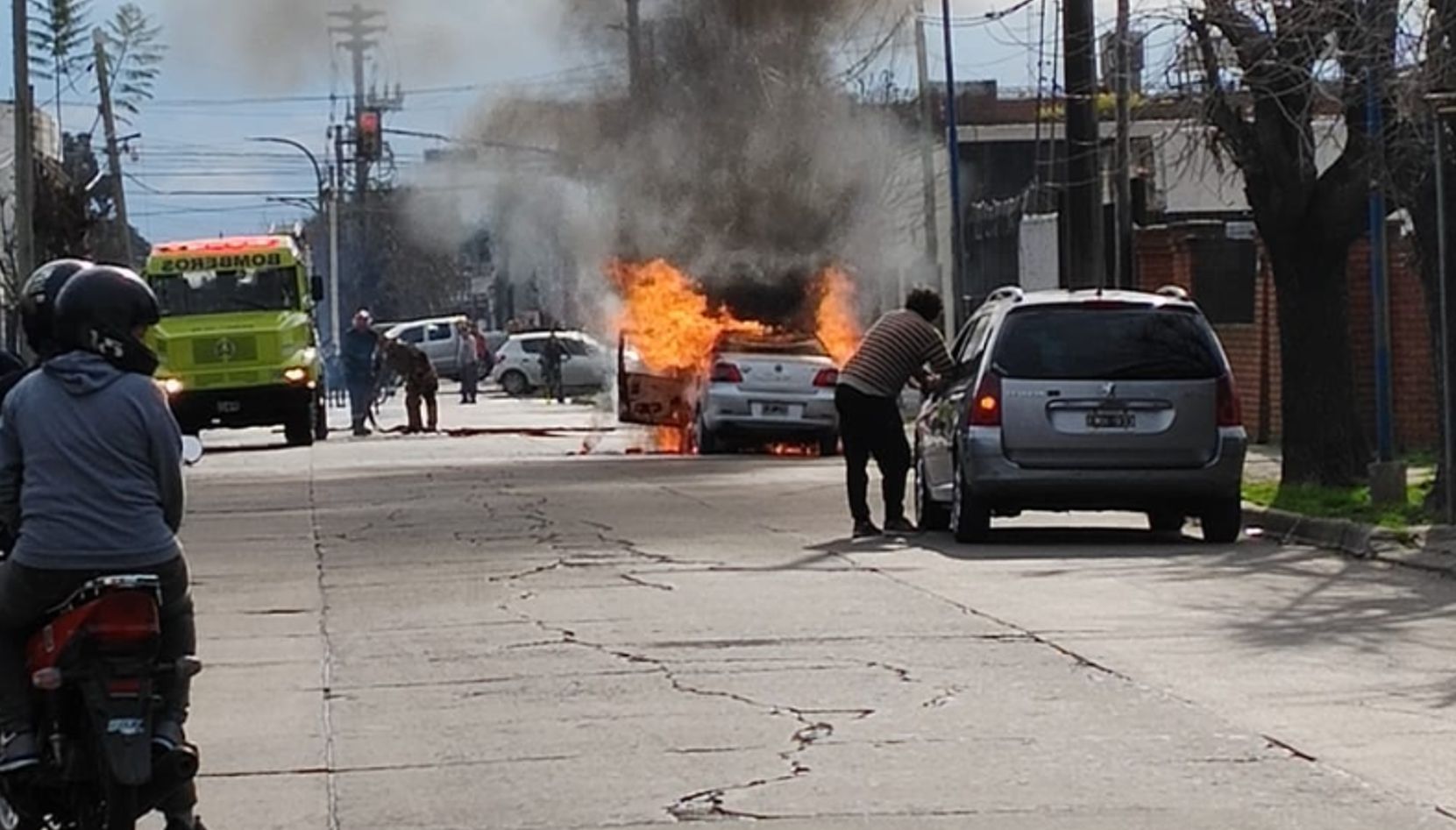 Momentos de tensión se vivieron este viernes en San Nicolás cuando un automóvil que prestaba servicio como Uber se incendió mientras trasladaba a un pasajero. Afortunadamente, tanto el conductor como el ocupante lograron salir del vehículo a tiempo y resultaron ilesos.