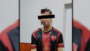 Un hombre de 26 años fue aprehendido este martes 22 de julio en la ciudad de San Nicolás, acusado de amenazar y agredir físicamente a su expareja durante un episodio de violencia de género.