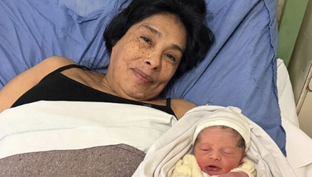 La historia de Mabel Frías, la mujer de San Nicolás que se convirtió en madre a los 62 años, trascendió las fronteras de la ciudad y se transformó en una de las noticias más destacadas del país. Su caso fue replicado por los principales medios nacionales, entre ellos TN, Infobae y otros importantes portales informativos, generando un fuerte impacto a nivel nacional.