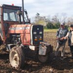El Club Argentino Oeste dio un importante paso para recuperar su cancha propia. En las últimas horas comenzaron los trabajos de movimiento de suelo en el predio del camping de los vigiladores, ubicado en el barrio Floresta, donde se construirá el campo de juego oficial de la institución.
