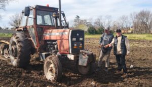 El Club Argentino Oeste dio un importante paso para recuperar su cancha propia. En las últimas horas comenzaron los trabajos de movimiento de suelo en el predio del camping de los vigiladores, ubicado en el barrio Floresta, donde se construirá el campo de juego oficial de la institución.