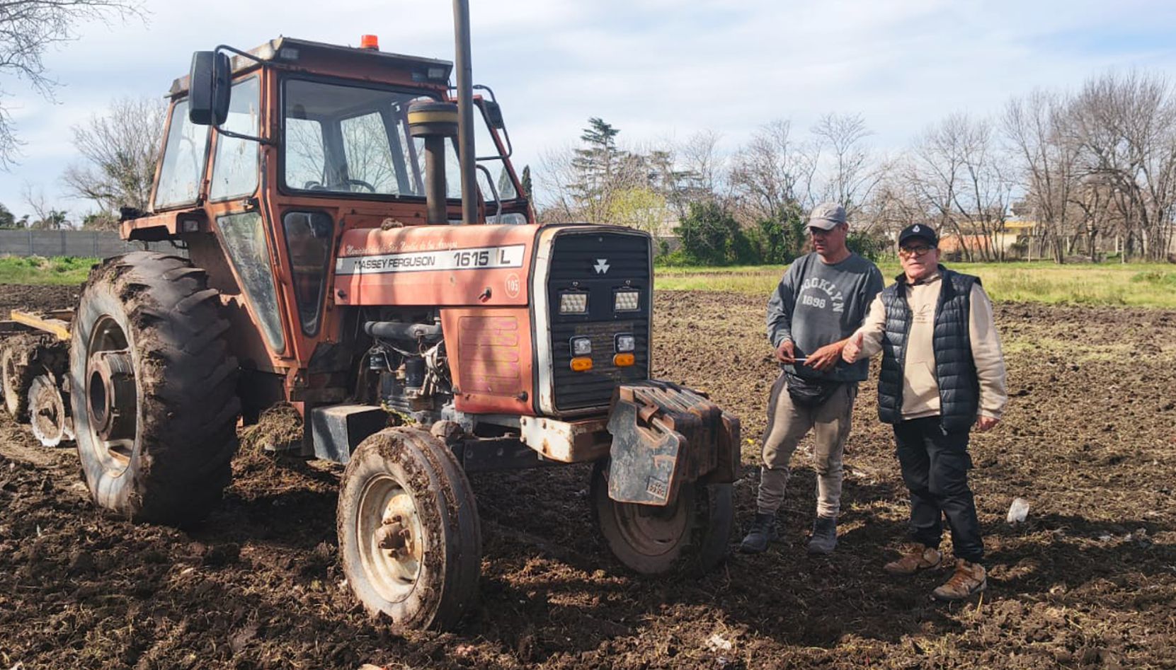 El Club Argentino Oeste dio un importante paso para recuperar su cancha propia. En las últimas horas comenzaron los trabajos de movimiento de suelo en el predio del camping de los vigiladores, ubicado en el barrio Floresta, donde se construirá el campo de juego oficial de la institución.