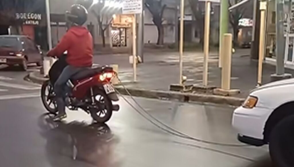 La creatividad de los nicoleños parece no tener límites. En las últimas horas comenzó a circular por las calles de San Nicolás una particular escena que rápidamente llamó la atención de quienes fueron testigos: una moto 110 utilizada como grúa para remolcar un automóvil.