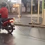 La creatividad de los nicoleños parece no tener límites. En las últimas horas comenzó a circular por las calles de San Nicolás una particular escena que rápidamente llamó la atención de quienes fueron testigos: una moto 110 utilizada como grúa para remolcar un automóvil.
