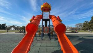 Santiago y Manuel Passaglia recorrieron el nuevo parque del barrio Somisa, ubicado sobre avenida Central, un espacio que fue finalizado meses atrás y que ya se incorporó a la vida cotidiana de los vecinos.