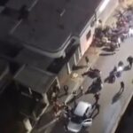 La madrugada de este domingo volvió a dejar escenas de violencia en el centro de San Nicolás. Una serie de peleas y disturbios registrados a la salida del boliche El Ángel, ubicado en la esquina de León Guruciaga y Rivadavia, generó preocupación entre los vecinos, quienes difundieron videos de los incidentes y reclamaron mayores medidas de seguridad.