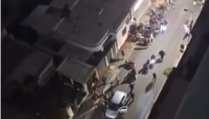 La madrugada de este domingo volvió a dejar escenas de violencia en el centro de San Nicolás. Una serie de peleas y disturbios registrados a la salida del boliche El Ángel, ubicado en la esquina de León Guruciaga y Rivadavia, generó preocupación entre los vecinos, quienes difundieron videos de los incidentes y reclamaron mayores medidas de seguridad.