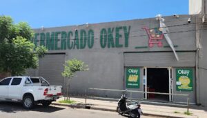 Lo que debía ser una tranquila compra para compartir un almuerzo familiar terminó convirtiéndose en una insólita situación para un vecino de San Nicolás. Un cliente del supermercado Okey, ubicado en la esquina de Presidente Perón y Rucchi, denunció que le robaron el asado que acababa de comprar, incluso antes de salir del comercio.